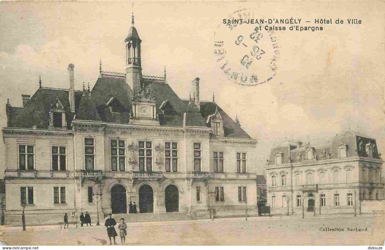 17 - Saint Jean D'Angély - Hôtel De Ville Et Caisse D'Epargne - Animée - CPA - Oblitération Ronde De 1932 - état écornée - Saint-Jean-d'Angely