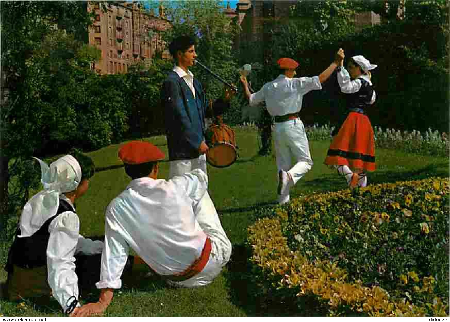 Folklore - Danses - Pays Basques - CPM - Voir Scans Recto-Verso - Danses