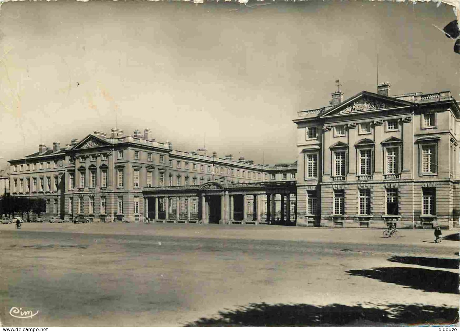 60 - Compiègne - Le Chateau - Mention Photographie Véritable - Carte Dentelée - CPSM Grand Format - Etat Froissure Visib - Compiegne