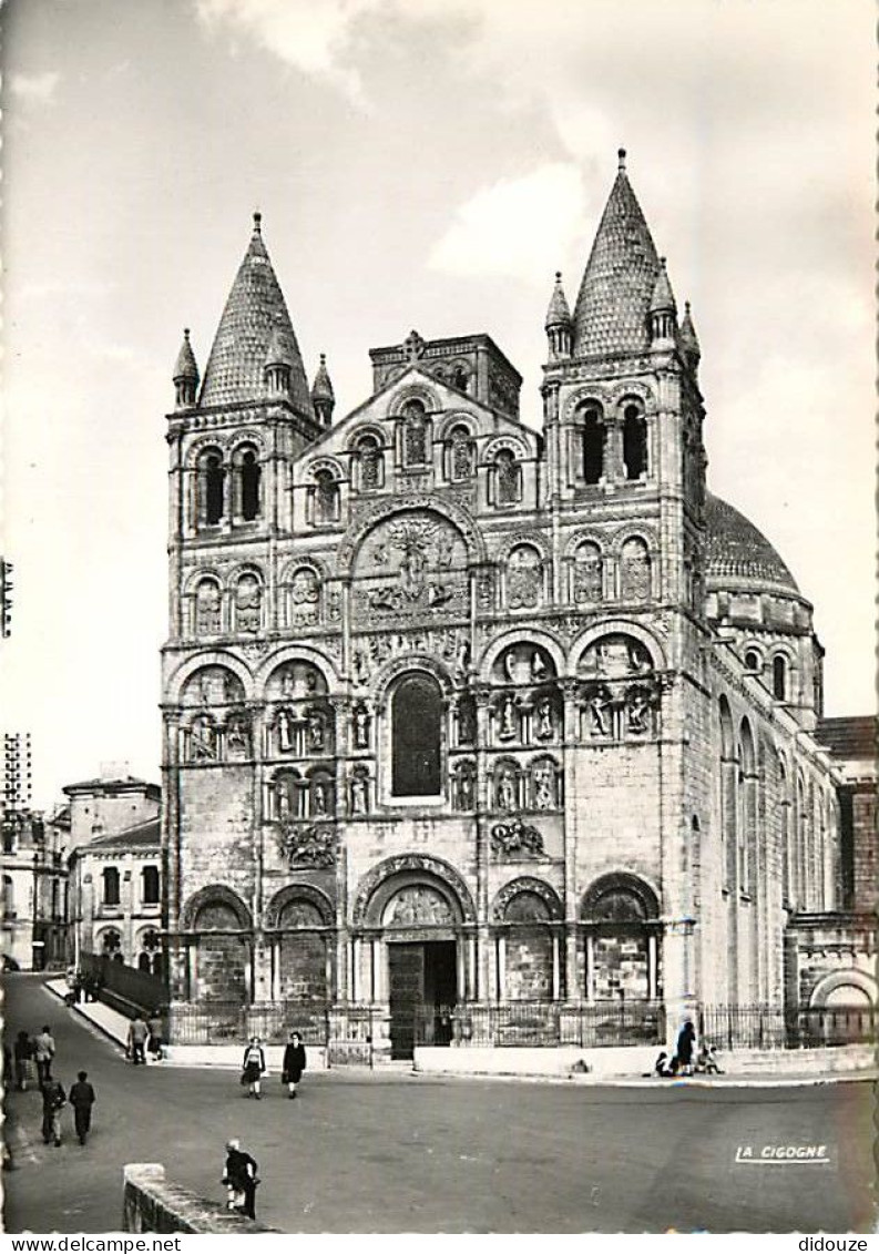 16 - Angouleme - La Cathédrale Saint Pierre - Animée - Carte Dentelée - CPSM Grand Format - Voir Scans Recto-Verso - Angouleme