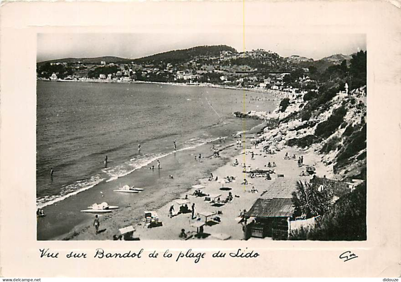 83 - Bandol - Vue Sur Bandol De La Plage Du Lido - Animée - Scènes De Plage - Voir Timbre - CPSM Grand Format - Etat Pli - Bandol