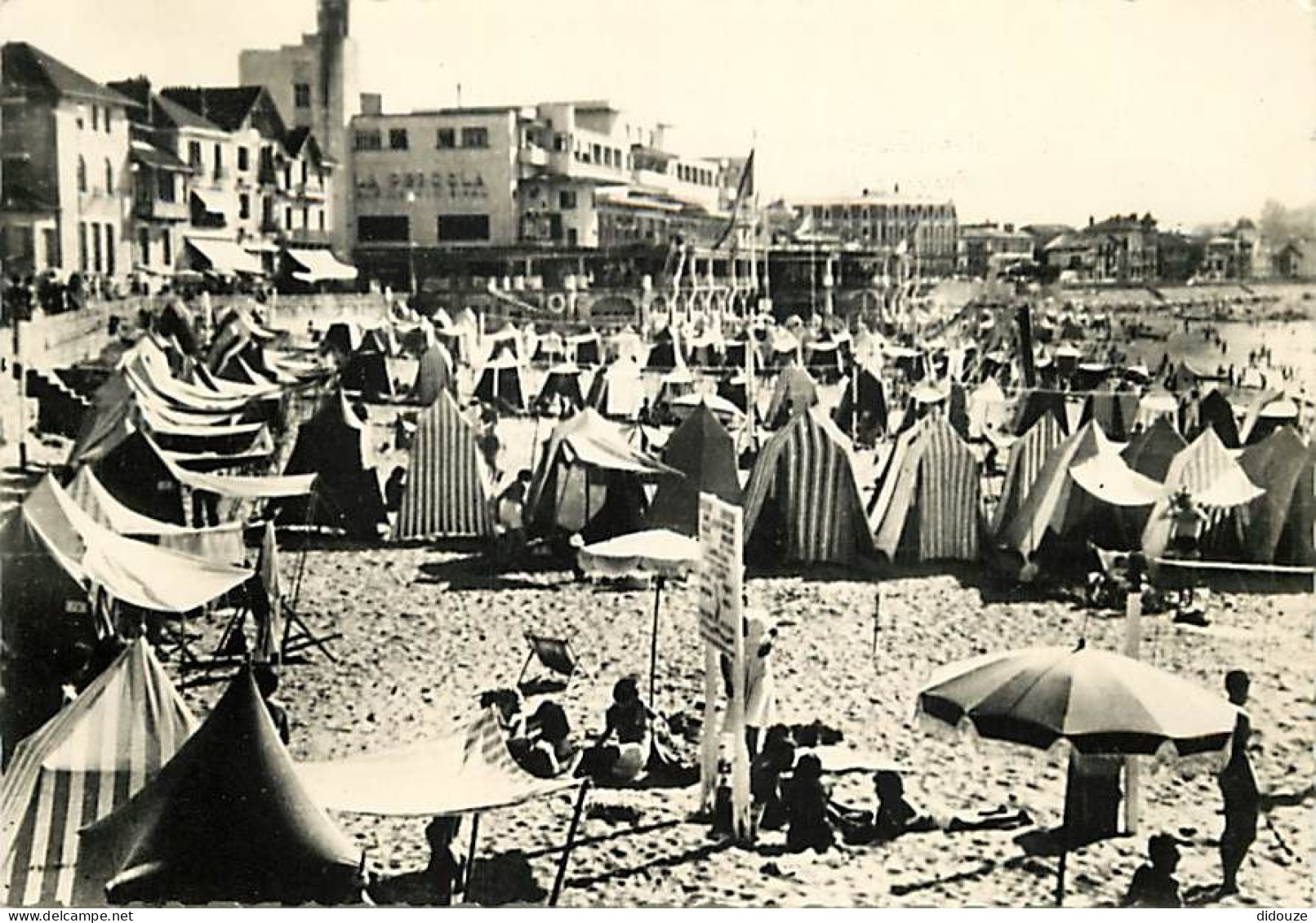 64 - Saint Jean De Luz - La Plage Et La Pergola - Scènes De Plage - Mention Photographie Véritable - Animée - CPSM Grand - Saint Jean De Luz