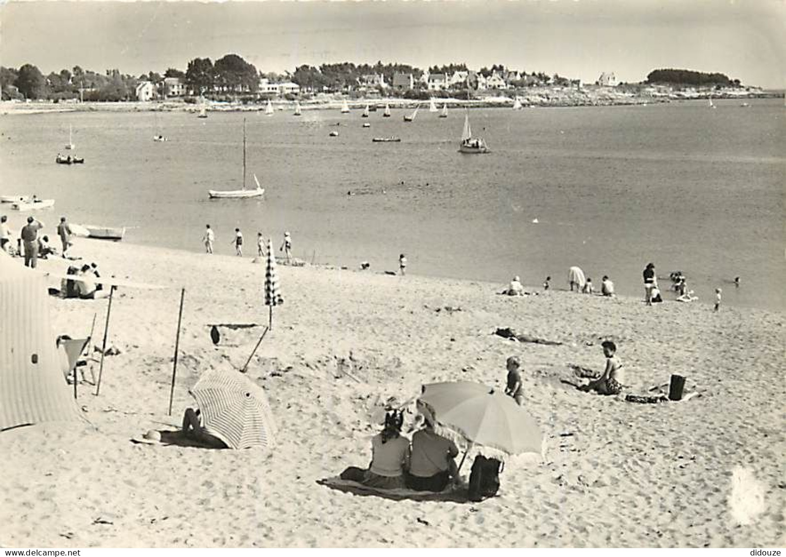 29 - Bénodet - Un Coin De La Grande Plage Et La Pointe Saint Gilles - Animée - Scènes De Plage - Etat Léger Pli Visible  - Bénodet