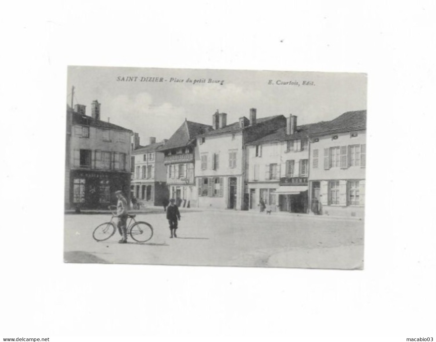 52  Haute Marne  :  Saint Dizier  Place Du Petit Bourg   Réf 10528 - Saint Dizier