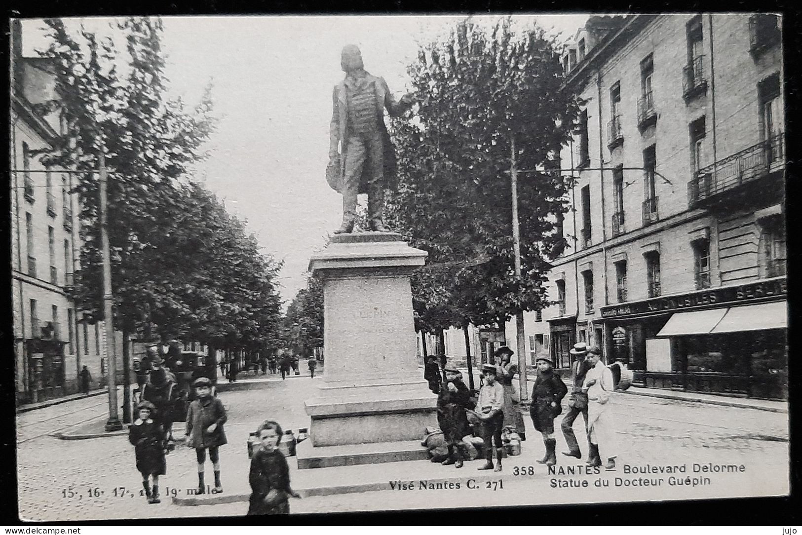 44 - NANTES - Boulevard Delormes Statue Du Docteur Guépin - Nantes