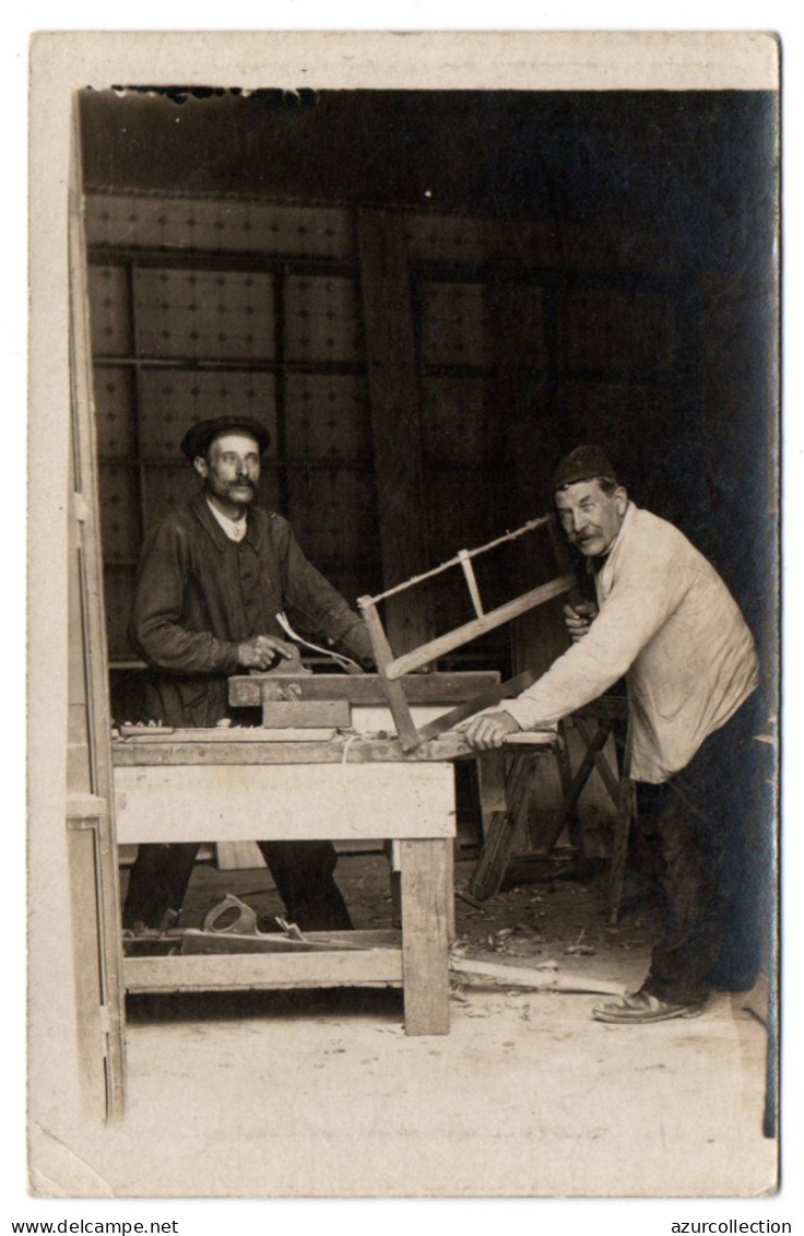 Menuisiers Dans L'atelier. Carte Photo Non Située - Artisanat