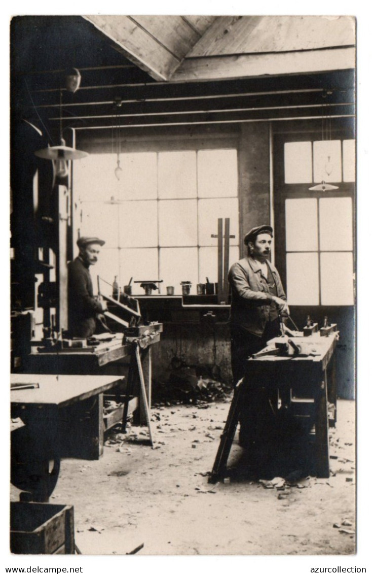 Menuisiers Dans L'atelier. Carte Photo Non Située - Artesanal