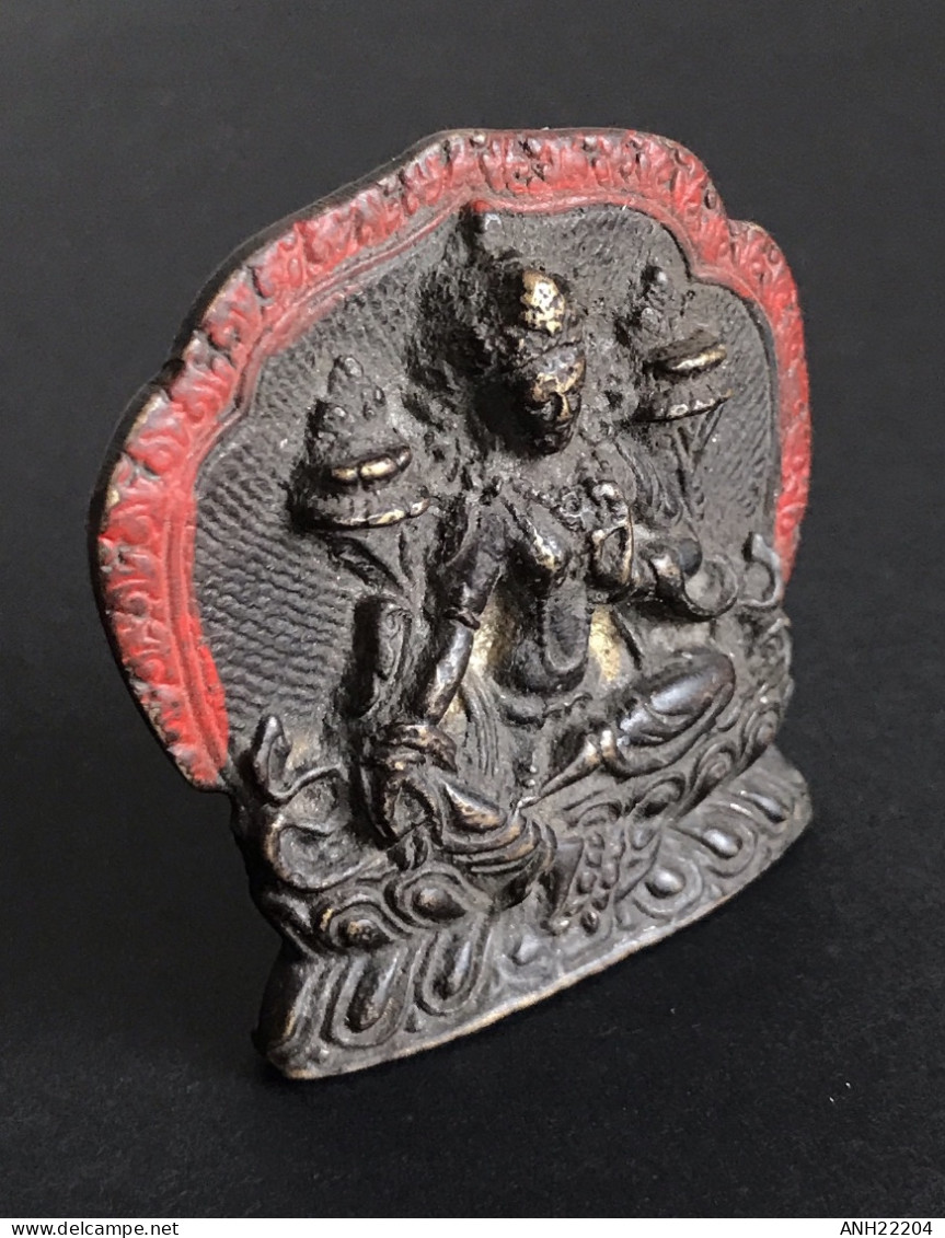 Tsa-Tsa (amulette Votive) Représentant La Déesse Tara, Bhoutan, Début 20ème Siècle - Marquée Au Dos - Asian Art