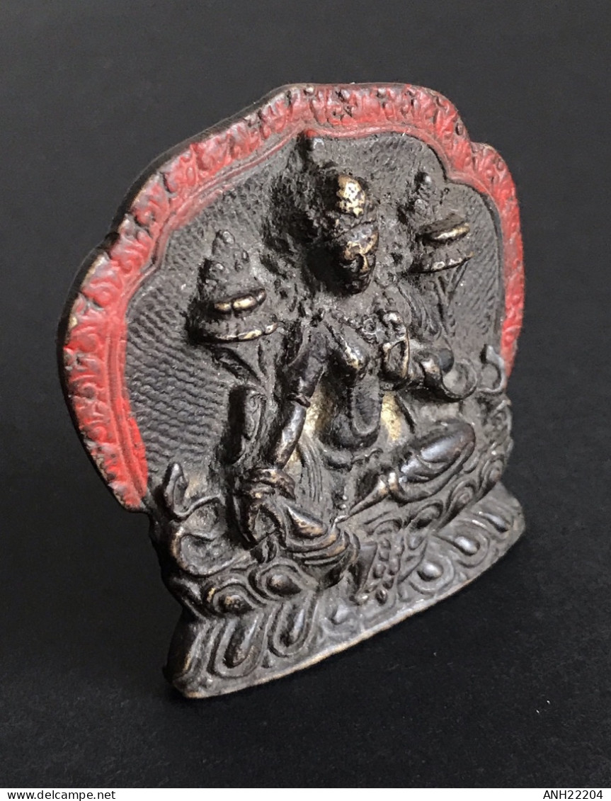 Tsa-Tsa (amulette Votive) Représentant La Déesse Tara, Bhoutan, 1ère Moitié 20ème Siècle - Arte Asiático