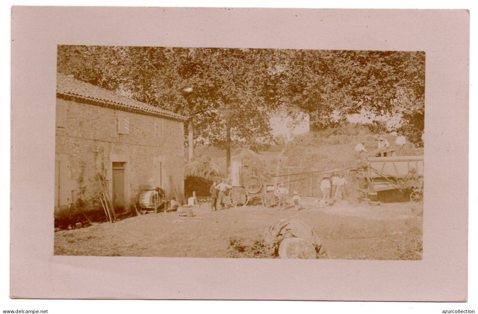 Batteuse Dans Une Cour De Ferme. Carte Photo Animée Non Située - Paysans