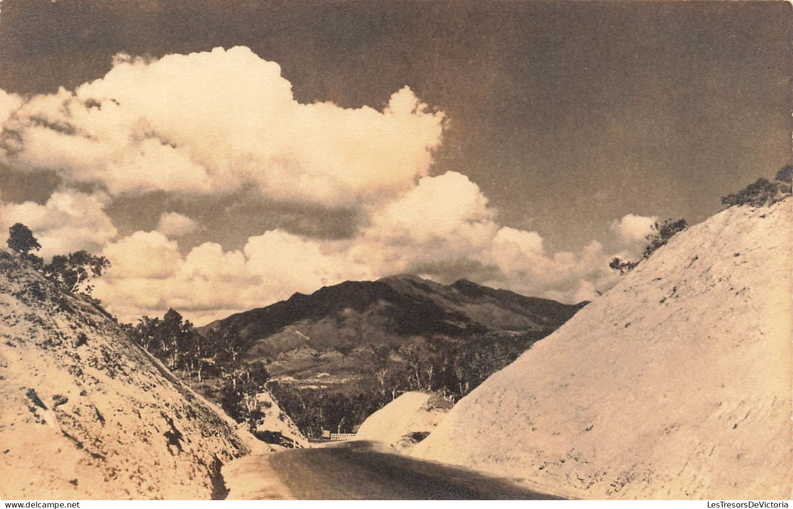 FRANCE - Nouvelle Calédonie - Vue Sur Une Route - Montagne Au Loin - Vue Générale - Carte Postale Ancienne - Nouvelle Calédonie