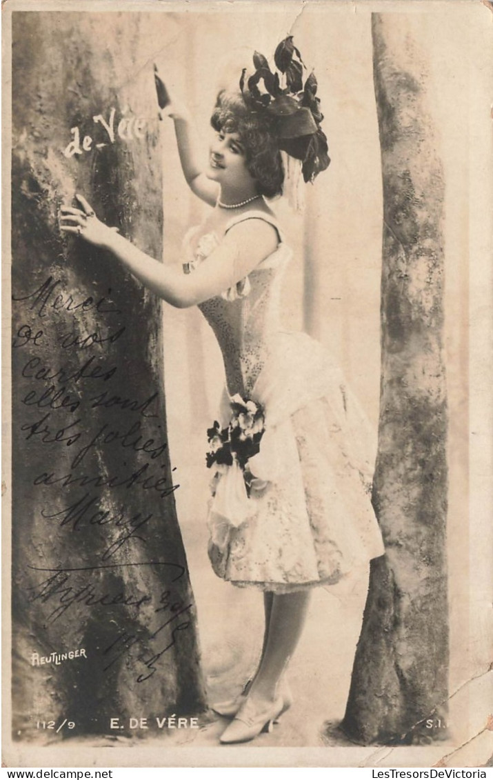 MODE - Une Femme Au Robe Courte Avec Un  Chapeau De Fleur - Animé - Carte Postale Ancienne - Mode