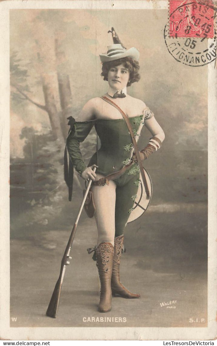 MODE - Une Femme En Costume De Carabiniers - Colorisé - Animé - Carte Postale Ancienne - Moda