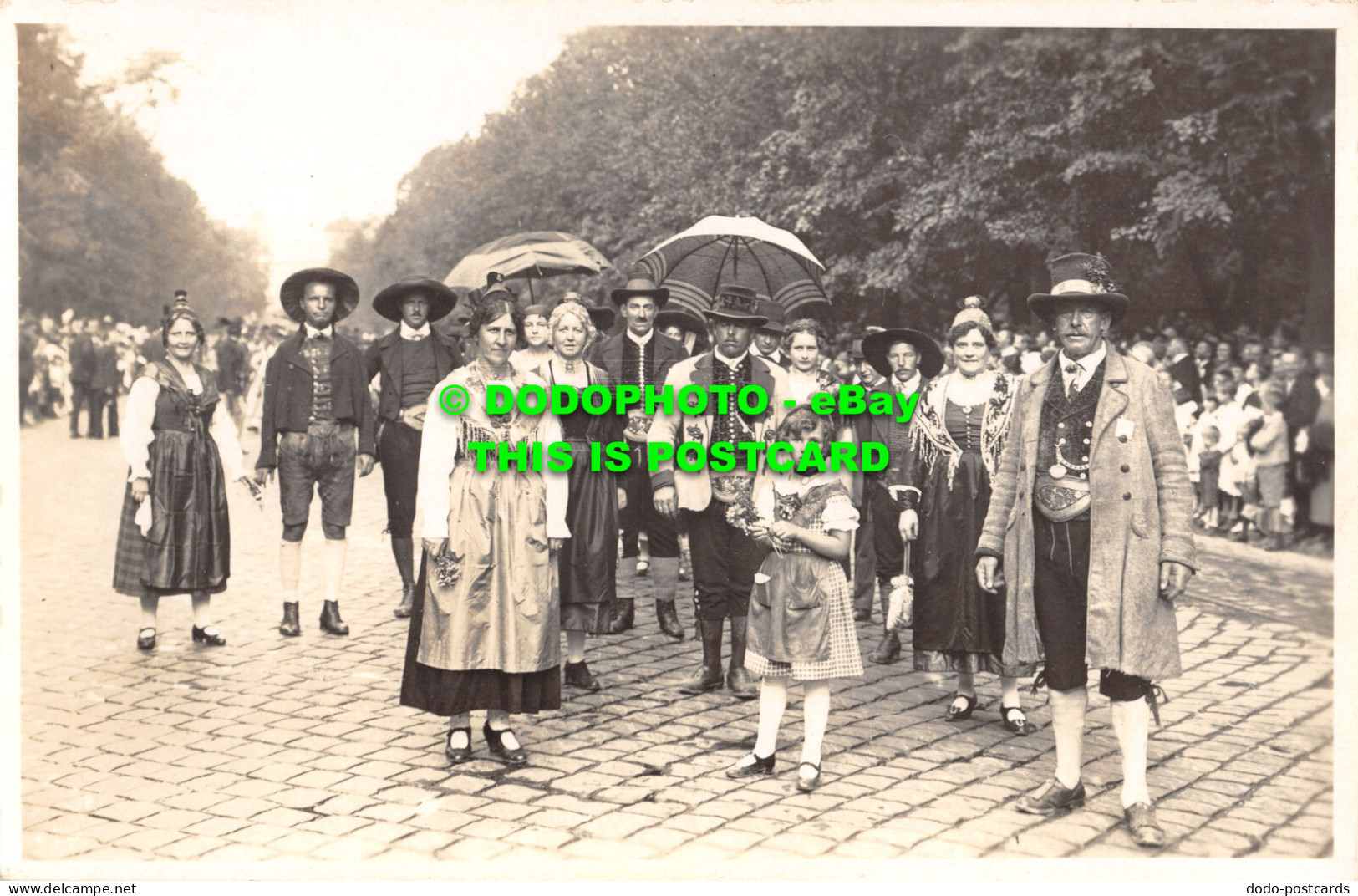 R477320 Germany. Lots Of People Stand In An Unknown Park - Welt