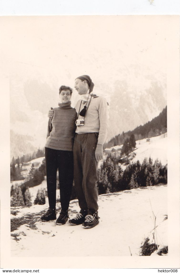 Altes Foto Vintage. Junges Paar Im Schnee.ca 1955 (  B10  ) - Anonymous Persons