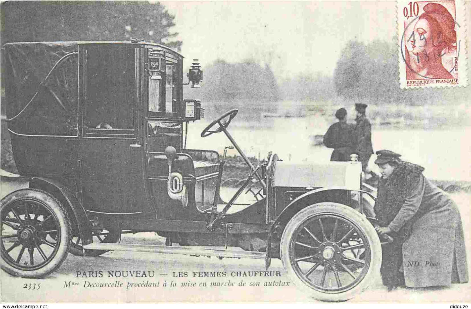 Reproduction CPA - 75 Paris - Les Femmes Chauffeurs - Mme Decourcelle Procédant à La Mise En Marche De Son Autotax - Aut - Petits Métiers à Paris