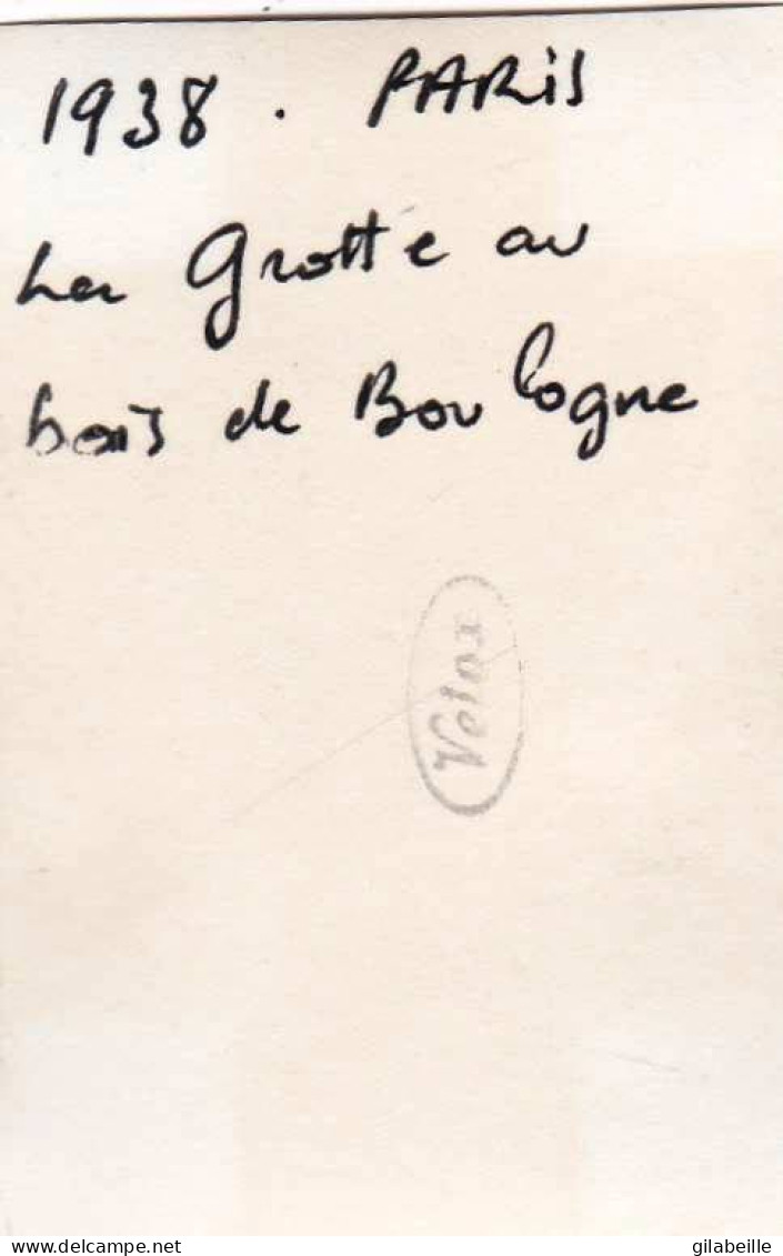 Petite Photo - 1938 -   PARIS  -  La Grotte Du Bois De Boulogne - Lugares