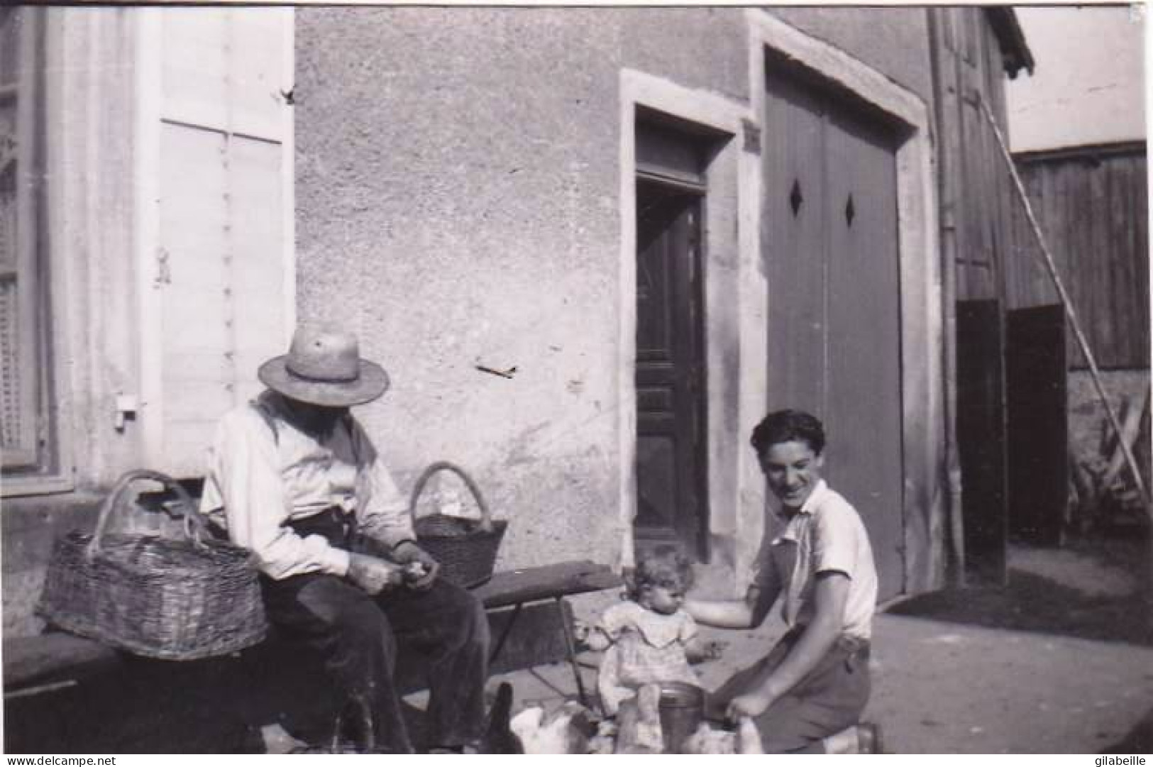 Petite Photo  - 1938 -  NONHIGNY ( 54 ) Devant La Maison Du Grand Pere - Repas Des Poules - Lugares