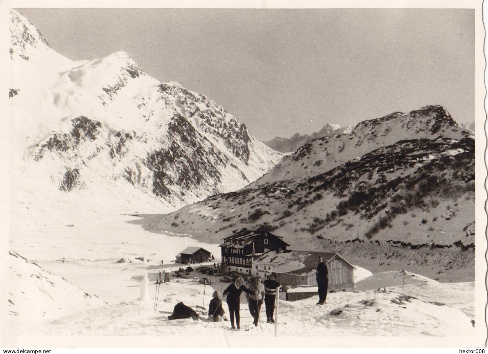 Altes Foto Vintage.Personen Winterlandschaft .ca 1955 (  B10  ) - Personas Anónimos