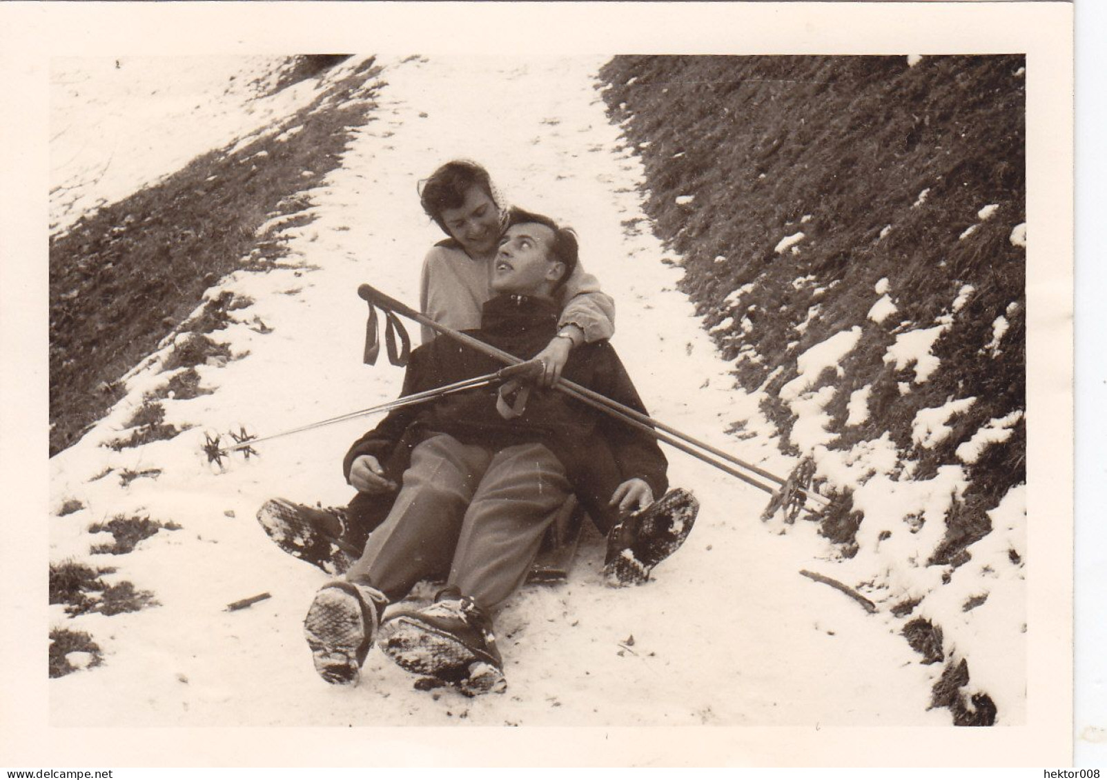 Altes Foto Vintage. Junges Paar Im Schnee.ca 1955 (  B10  ) - Personas Anónimos