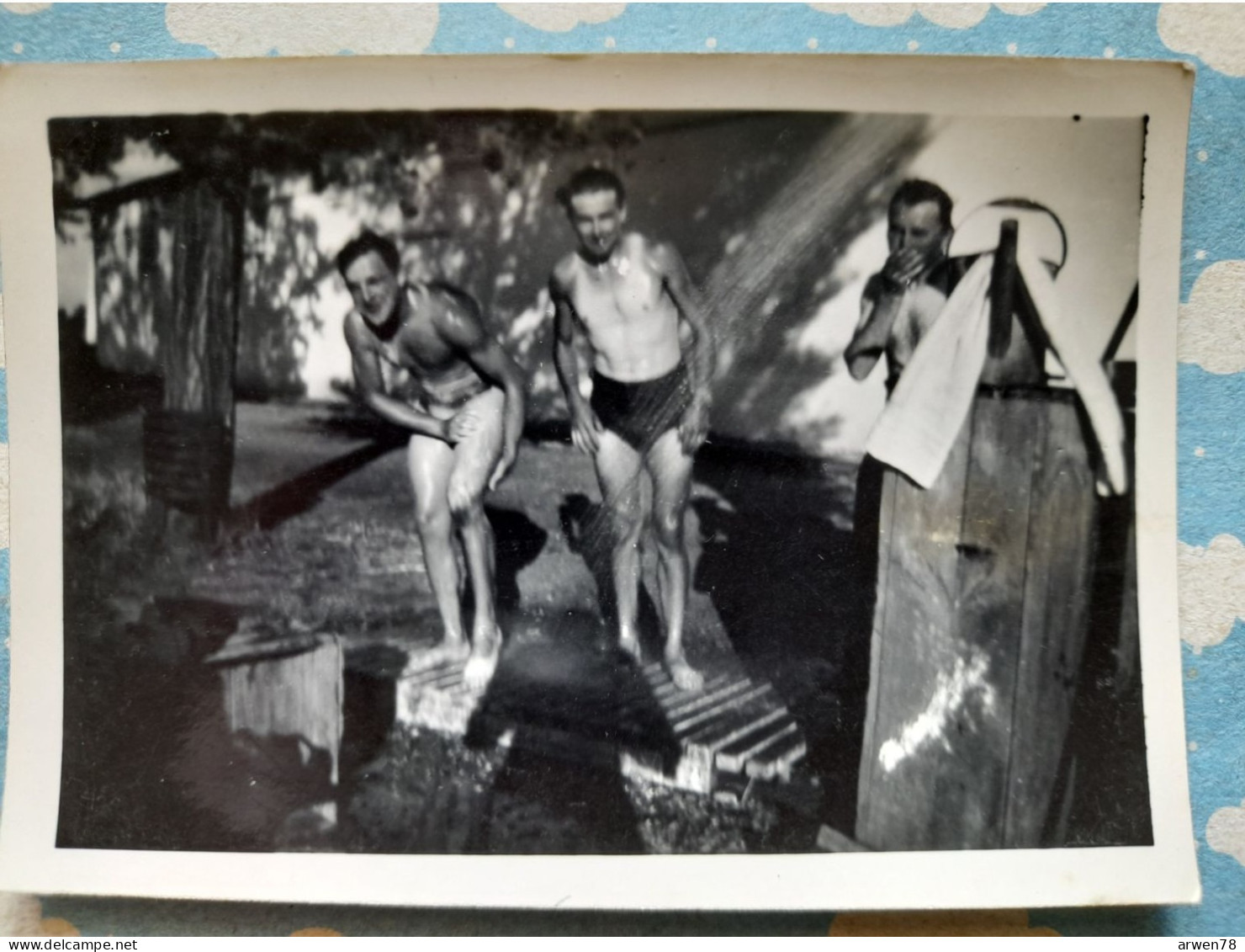 Photo LA DOUCHE AU CAMPING HOMME NU - Personas Anónimos