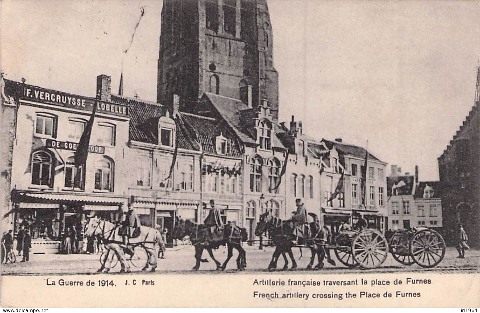ARTILLERIE FRANCAISE TRAVERSANT LA PLACE DE FURNES 1915 - Personnages