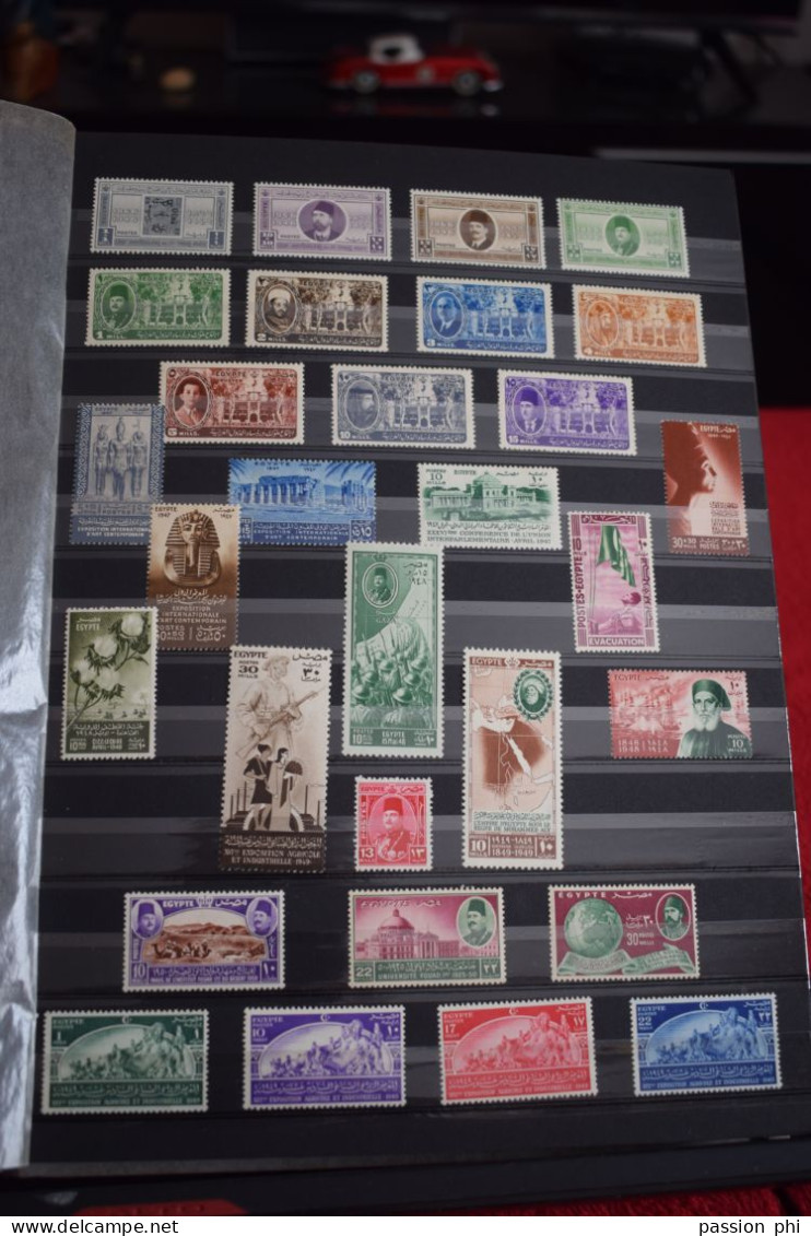 EGYPTE PETIT ENSEMBLE DE TIMBRES NEUFS AVEC OU SANS CHARNIERE DANS UN CLASSEUR POIDS 1.2 K - Otros & Sin Clasificación