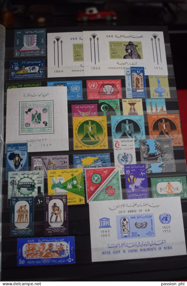 EGYPTE PETIT ENSEMBLE DE TIMBRES NEUFS AVEC OU SANS CHARNIERE DANS UN CLASSEUR POIDS 1.2 K