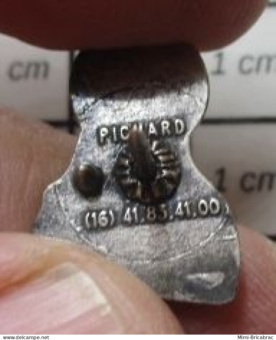 1016c Pin's Pins / Beau Et Rare / AUTRES / FEMME VOILEE TENANT UN BATEAU NEF VOILIER Par PICHARD - Other & Unclassified