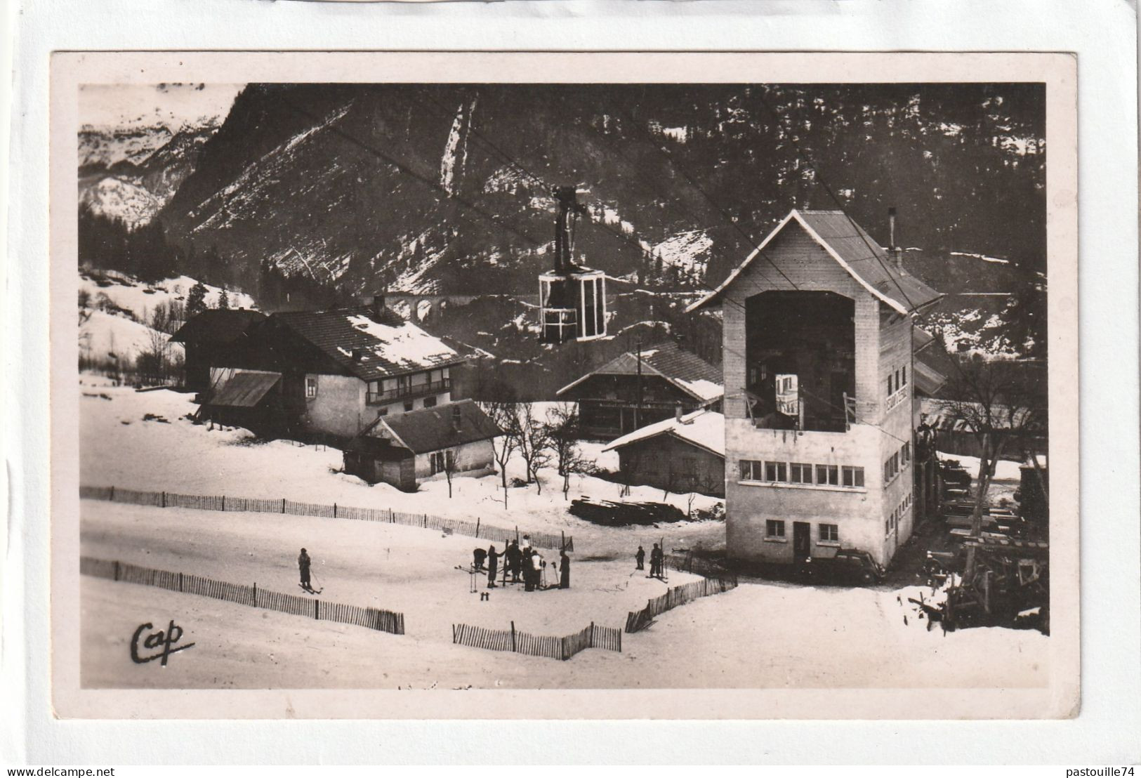 CPSM :  14 X 9  -  LES  HOUCHES  -  MONT-BLANC  -  Arrivée De La Piste De Bellevue Et La Gare Du Téléférique - Les Houches