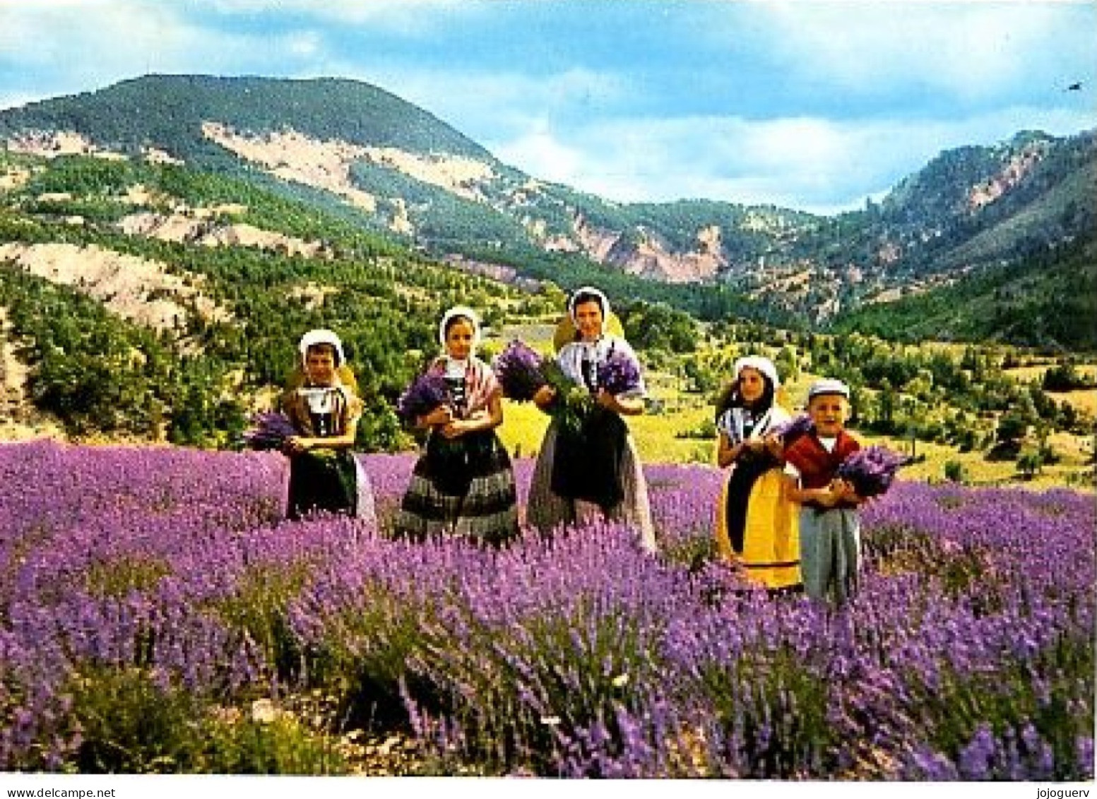 La Cueillette De Lavande ; Timbrée De Maubec En 1972 ( Personnage En Costume Local - Personaggi