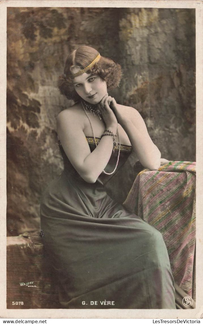 FANTAISIES - Femmes - Femme En Robe - Seule Assise Sur Une Chaise - G De Vère - Carte Postale Ancienne - Frauen