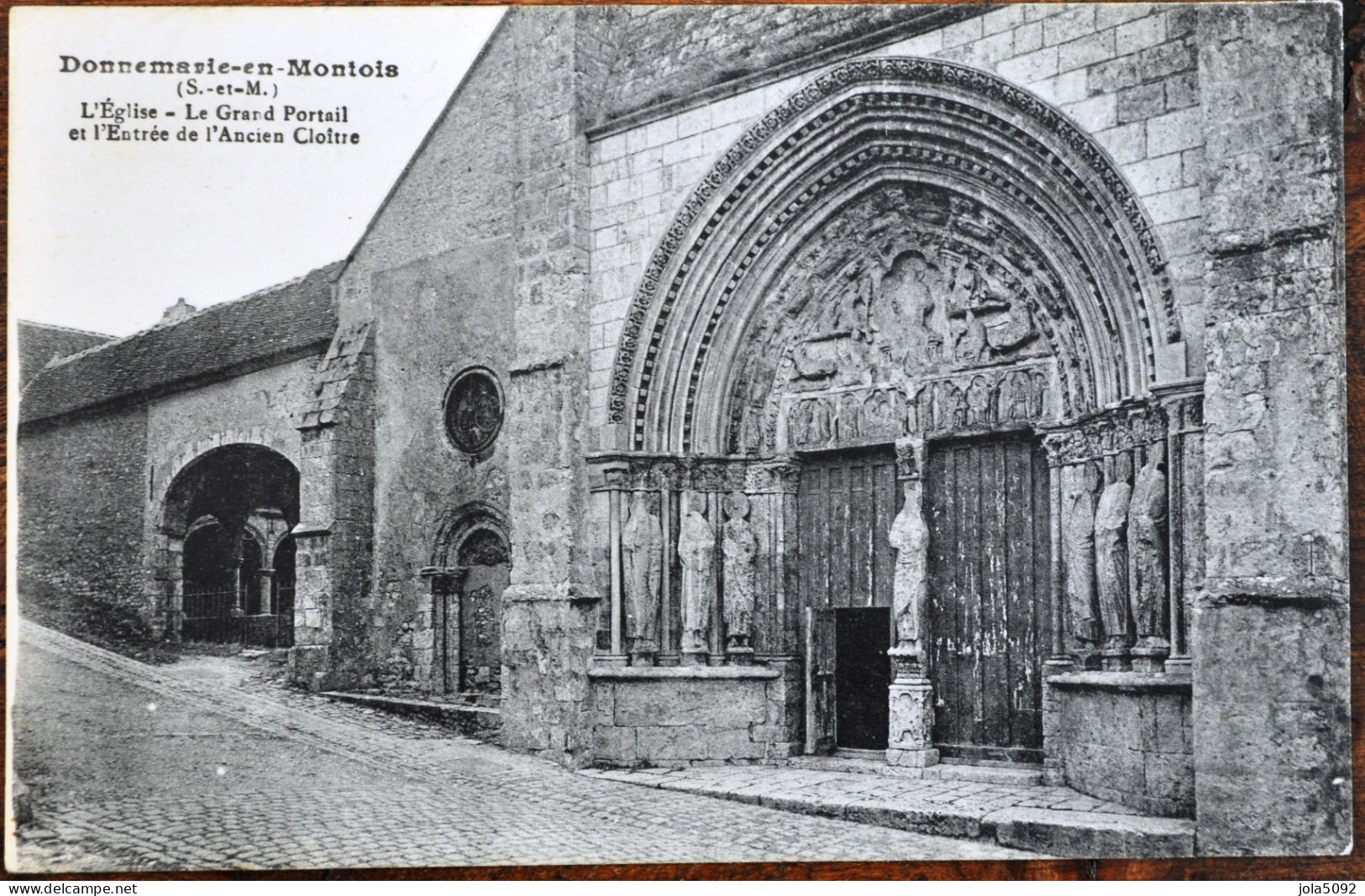 77 + DONNEMARIE-EN-MONTOIS -L'Eglise - Le Grand Portail Et L'entrée De L'ancien Cloître - Donnemarie Dontilly