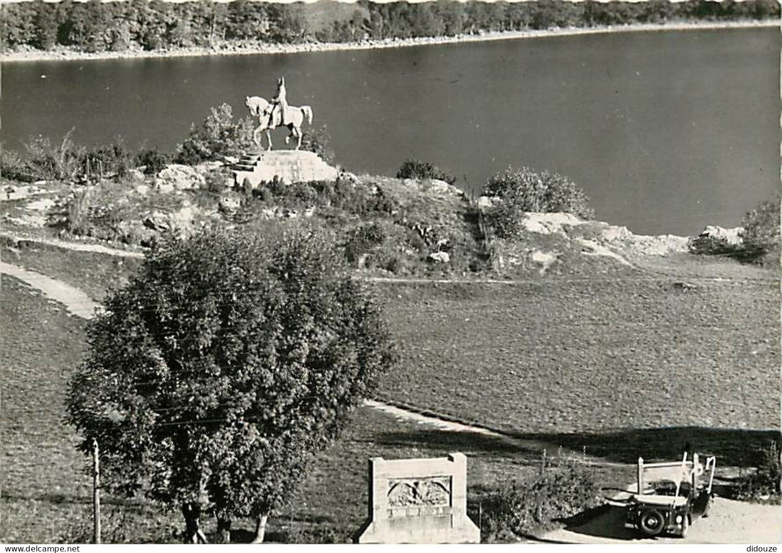 38 - Laffrey - Le Lac Et Statue De Napoléon - Automobiles - Carte Dentelée - CPSM Grand Format - Carte Neuve - Voir Scan - Laffrey