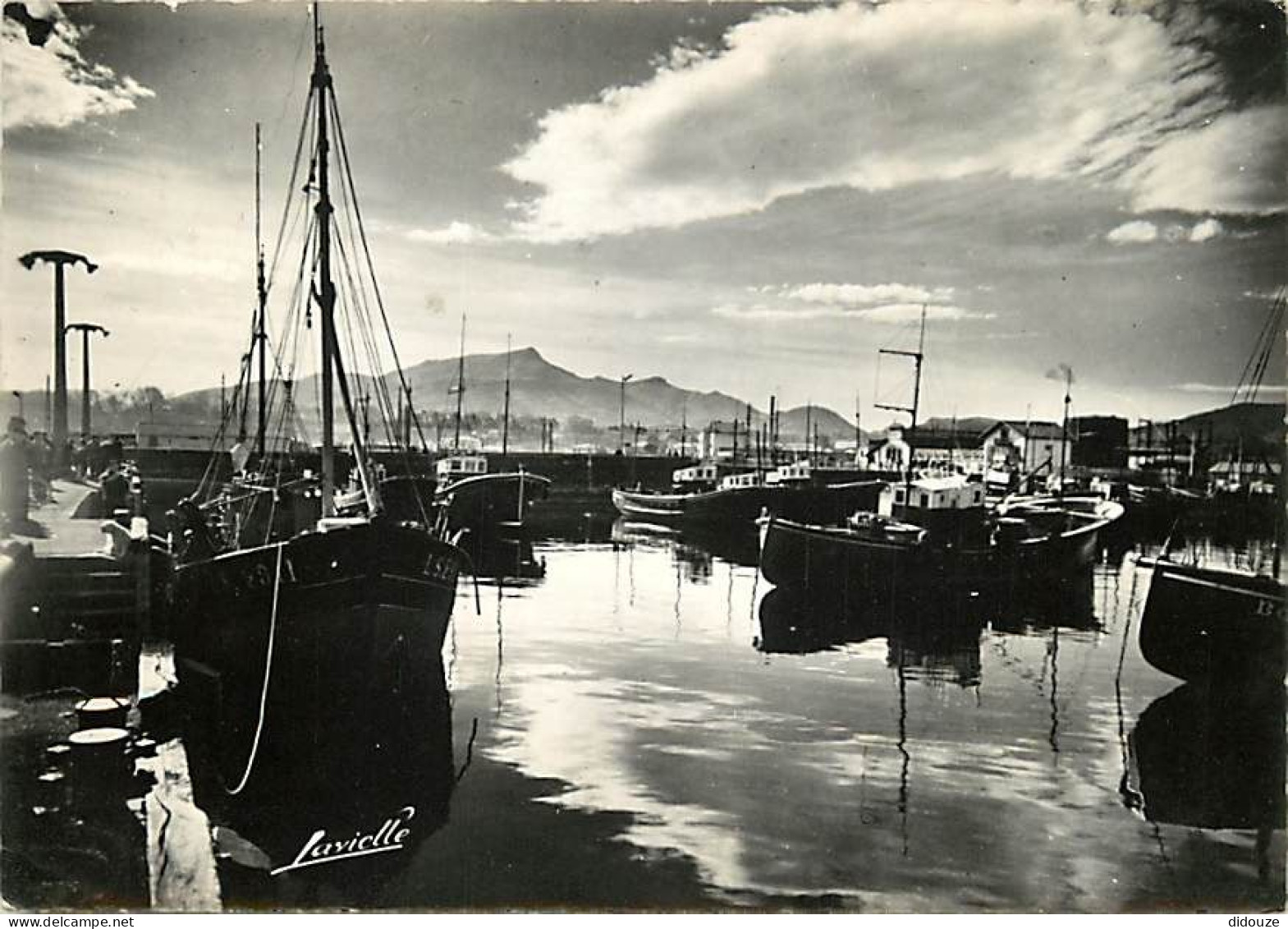 64 - Saint Jean De Luz - Le Port Au Crépuscule, Au Fond, La Rhune - Bateaux - Mention Photographie Véritable - CPSM Gran - Saint Jean De Luz