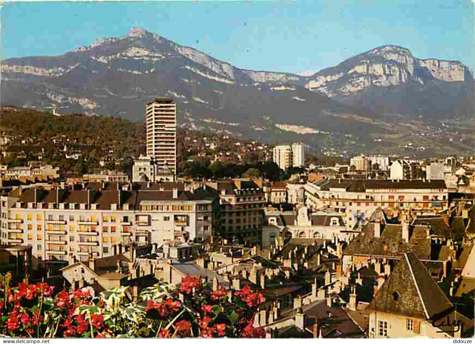 73 - Chambéry - Vue Générale - Le Centre D'Hier Et D'Aujourd'hui - En Fond Le Nivolet - CPM - Voir Scans Recto-Verso - Chambery