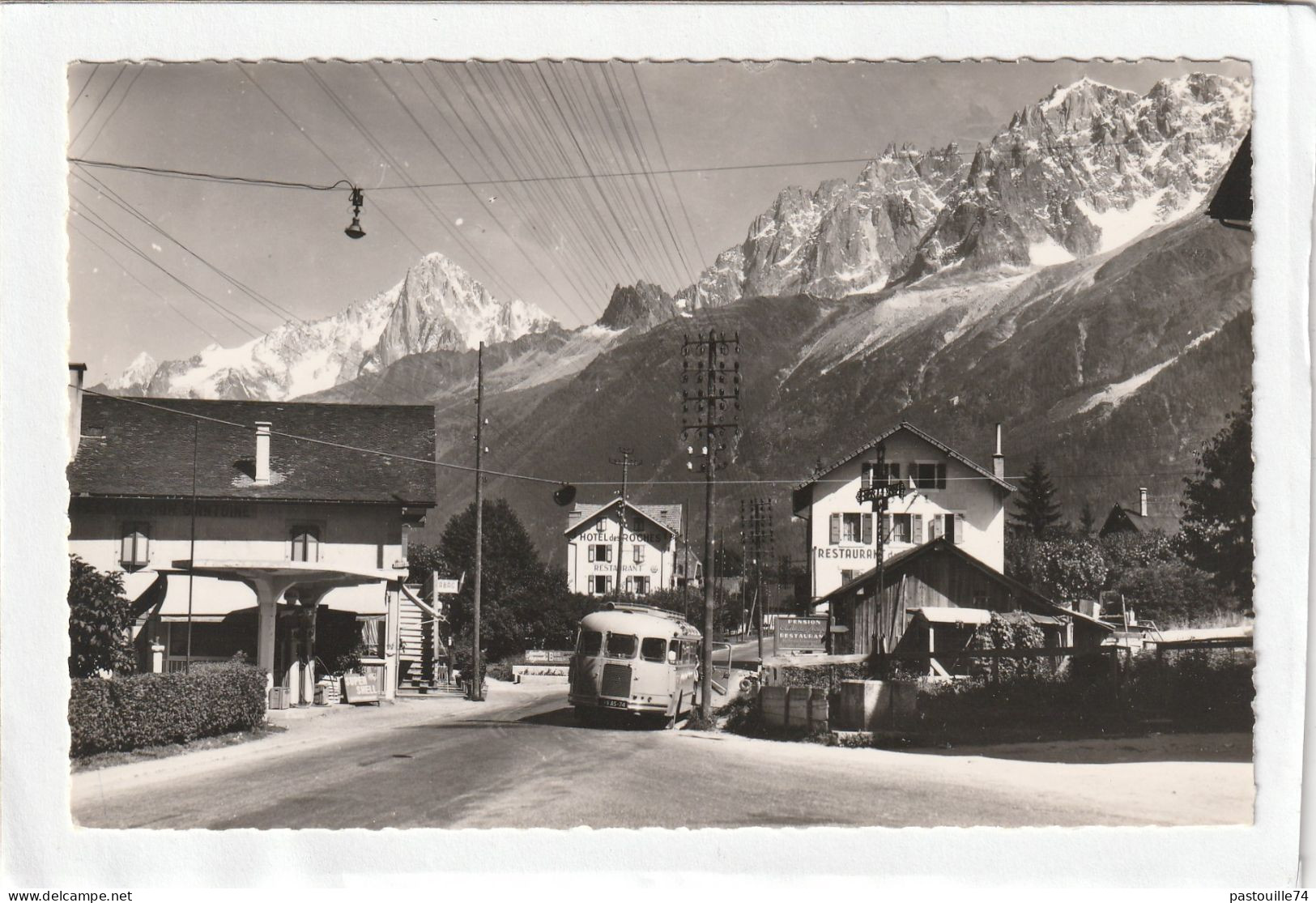 CPSM :  14 X 9  -  LES  HOUCHES  - Le Quartier Saint-Antoine Et La Chaîne Du Mont-Blanc - Les Houches