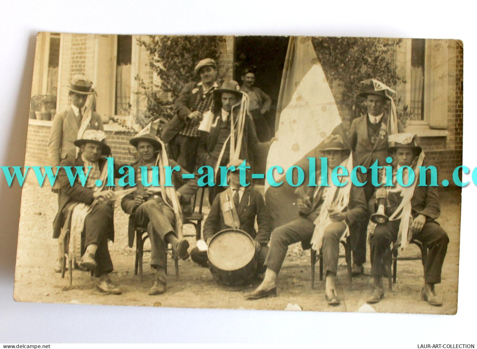 RARE CPA PHOTO 1900-20 GROUPE MUSICIEN HOMME ANIMÉ MUSIQUE FANFARE FOLKLORE CARTE POSTALE ANCIENNE POSTCARD (1303.8 - Muziek En Musicus