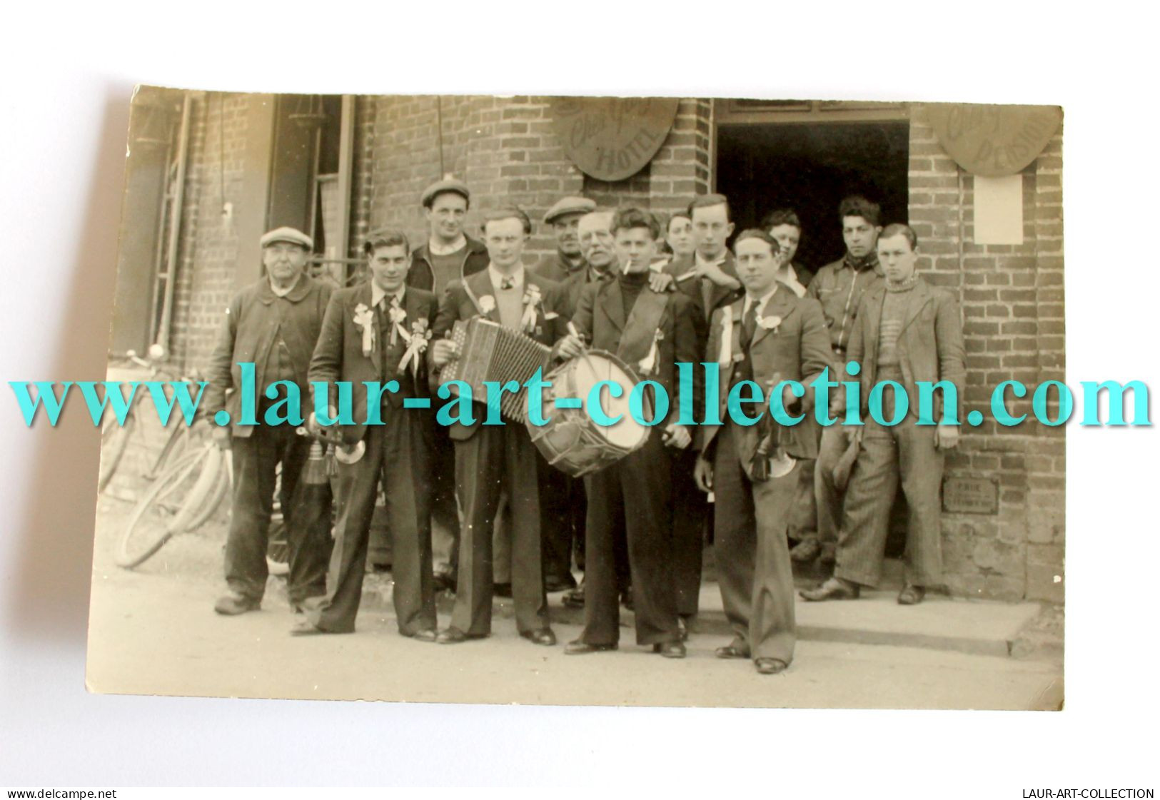 RARE CPA PHOTO 1900-20 GROUPE MUSICIEN HOMME ANIMÉ MUSIQUE FANFARE FOLKLORE CARTE POSTALE ANCIENNE POSTCARD (1303.9 - Music And Musicians