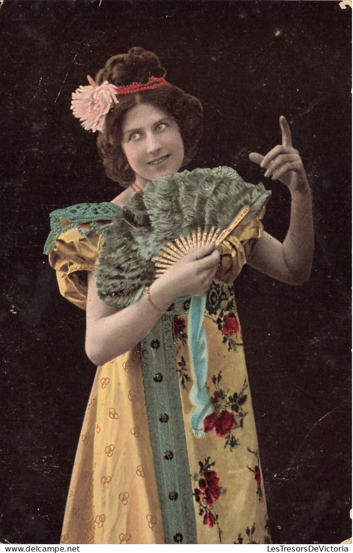 FANTAISIES - Femmes - Femme Souriante - En Costume - Colorisé - Carte Postale Ancienne - Frauen