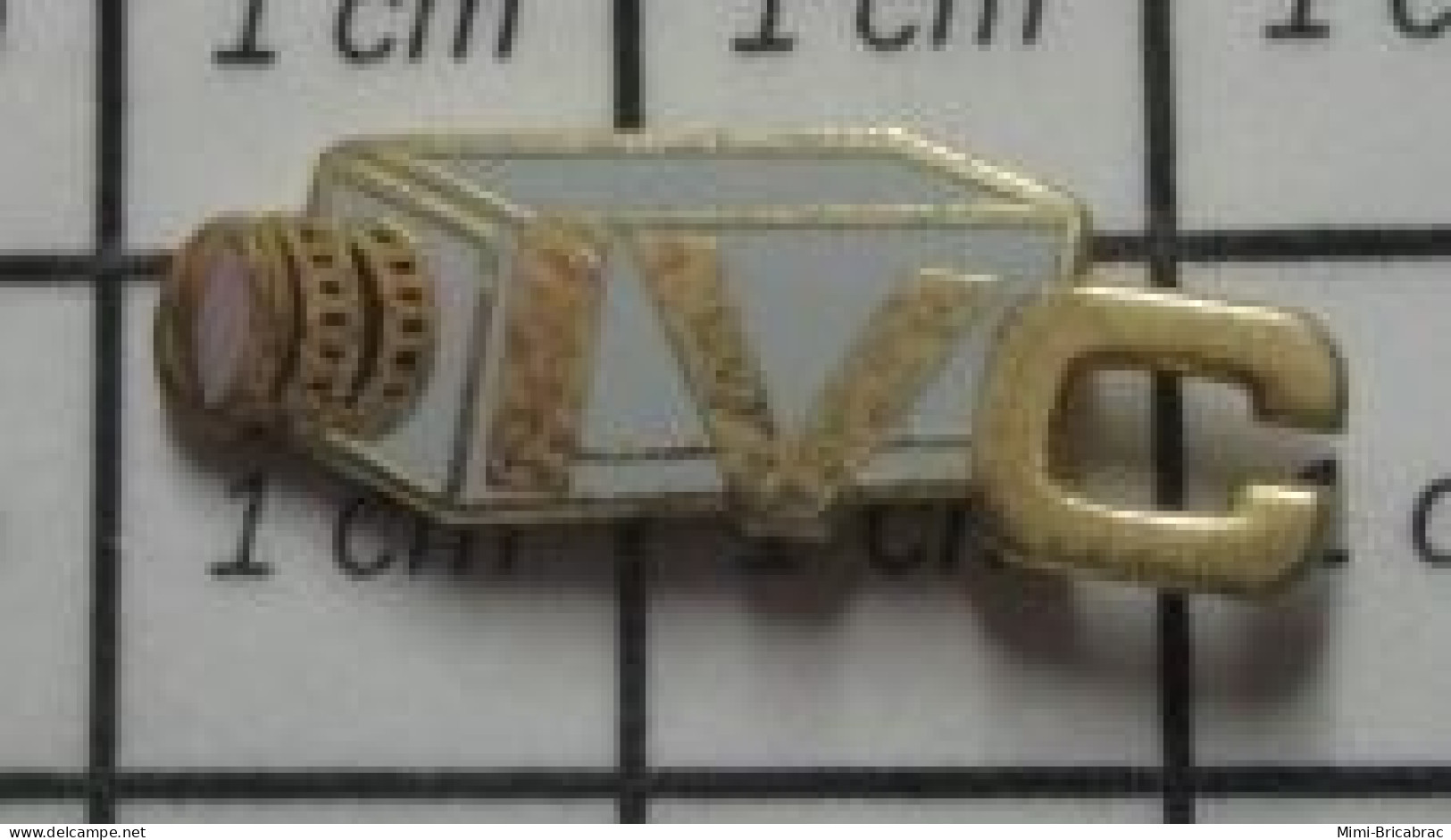 1115C Pin's Pins / Beau Et Rare : MARQUES / CAMERA IVC ? - Trademarks