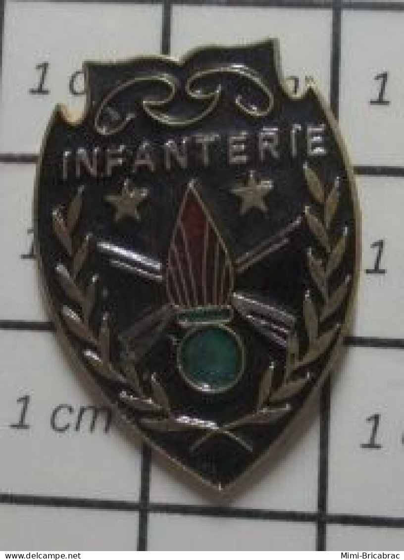 718C Pin's Pins / Beau Et Rare / MILITARIA / INFANTERIE ARME DE L'ARMEE DE TERRE - Militair & Leger