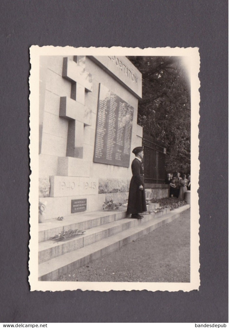 Photo Originale Vintage Snapshot Colonie De Vacances Senones 1952 L' Abbé Devant Monument Des Deportés 58895 - Places