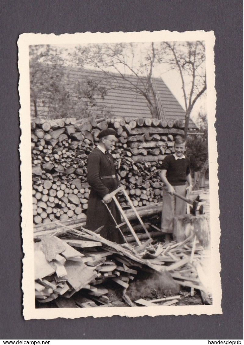 Photo Originale Vintage Snapshot Colonie De Vacances Senones 1952 L' Abbé Et Jacques Le Bucheron Coupe Bois Scie Hache - Places