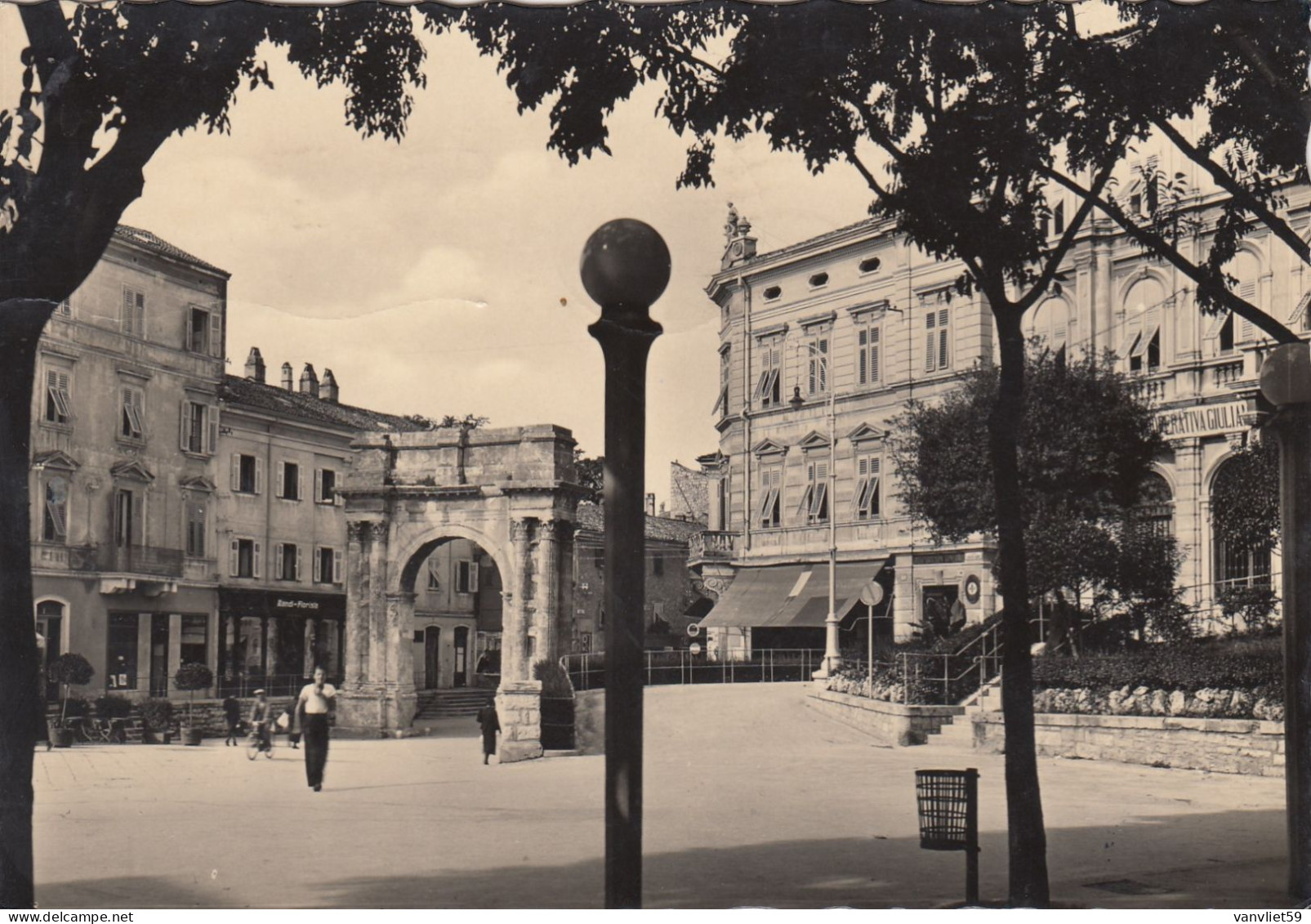 POLA-CROAZIA-PIAZZA PORT'AUREA E ARCO DEI SERGI-CARTOLINA VERA FOTOGRAFIA- VIAGGIATA IL 10-3-1942 - Kroatien