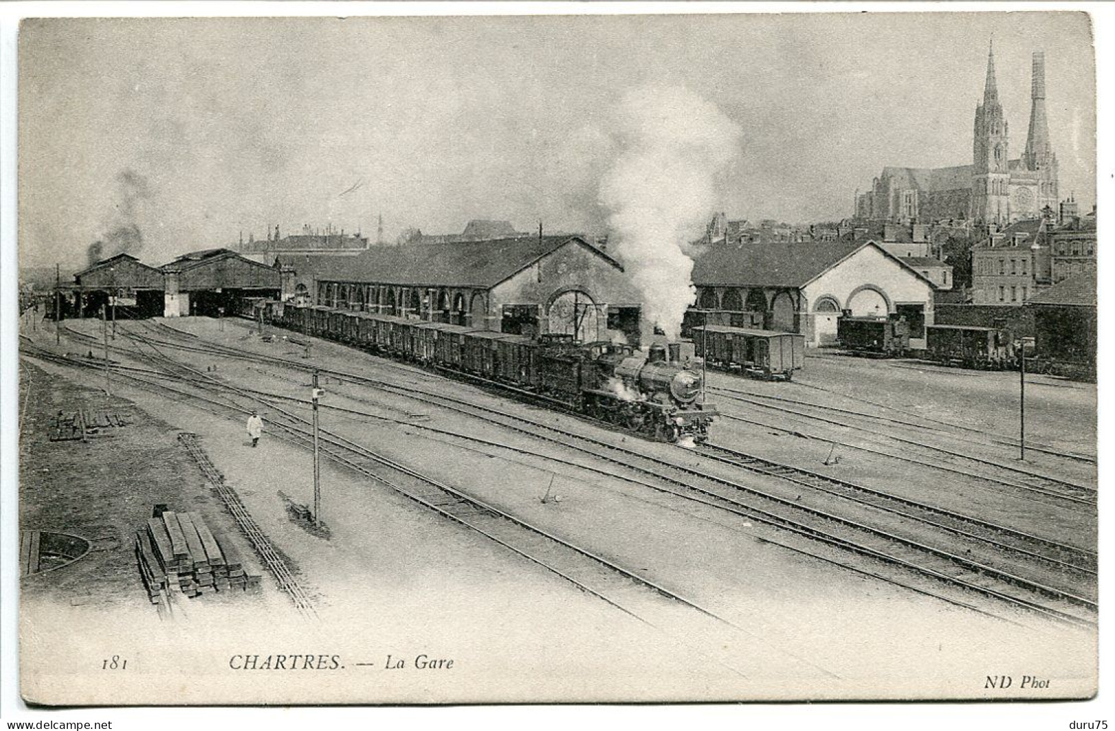 CPA * CHARTRES La GARE ( Intérieur BEAU PLAN Train Locomotive Vapeur + Cathédrale Au Fond ) ND Photo - Chartres