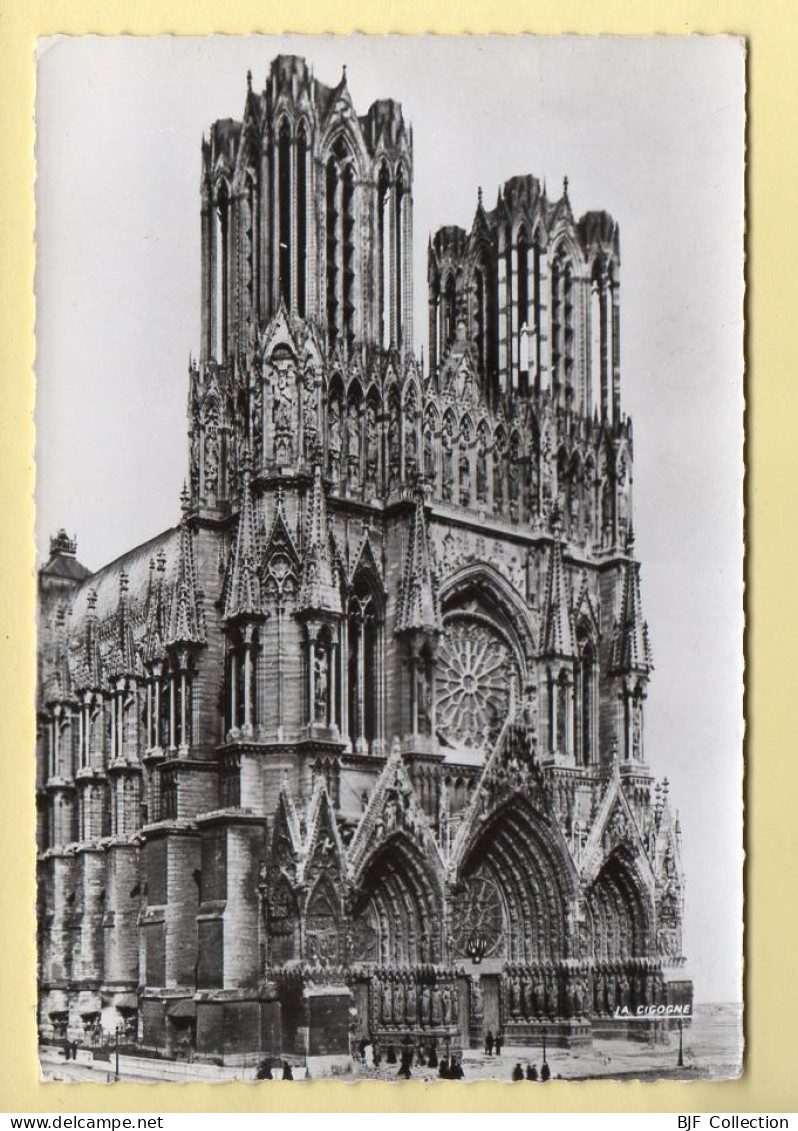 51. REIMS - La Cathédrale / Façade Principale Prise Avant 1914 / CPSM / Photo Véritable (voir Scan Recto/verso) - Reims