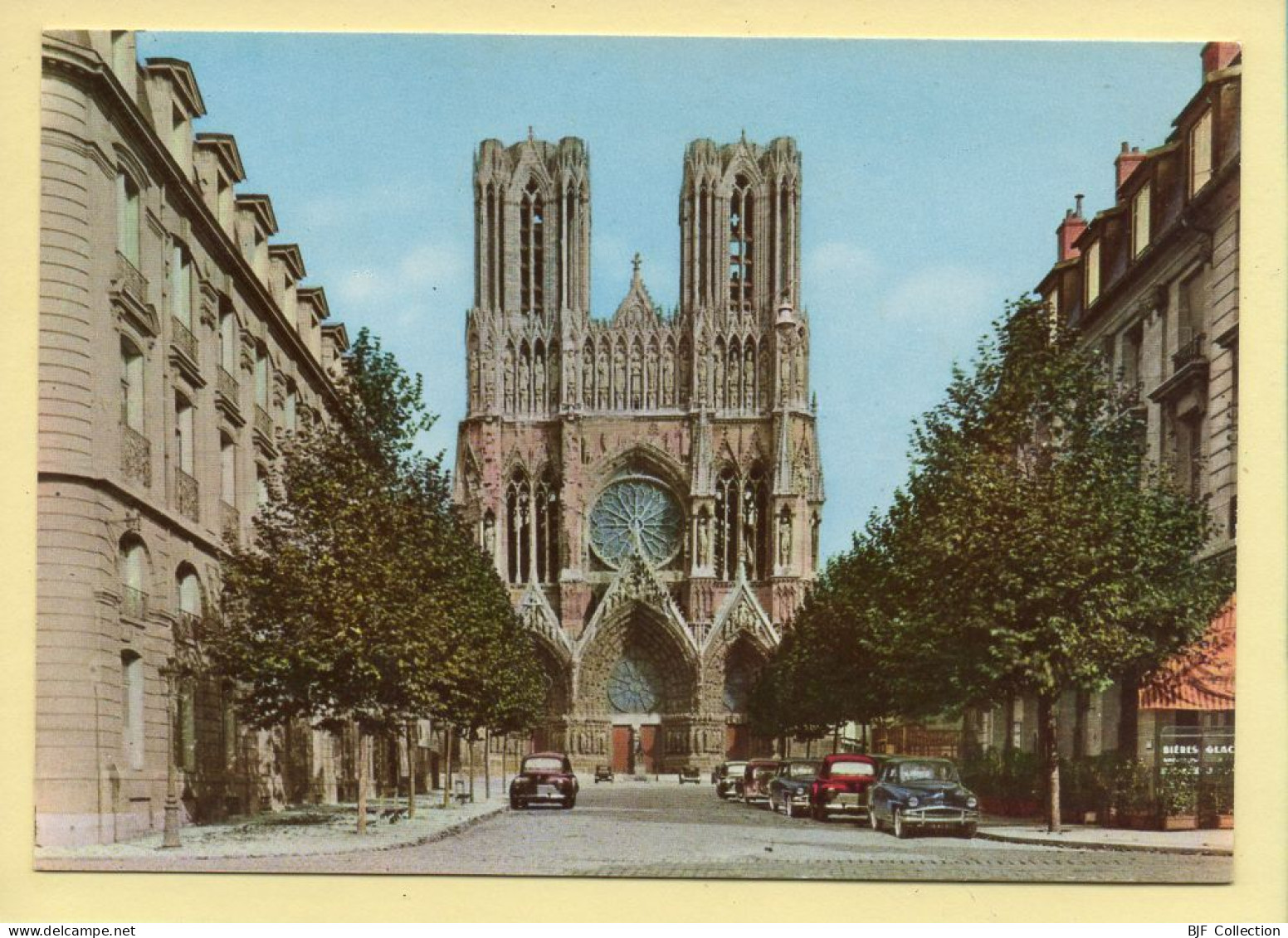 51. REIMS – La Cathédrale Et La Rue Rockfeller / Vieilles Voitures (voir Scan Recto/verso) - Reims