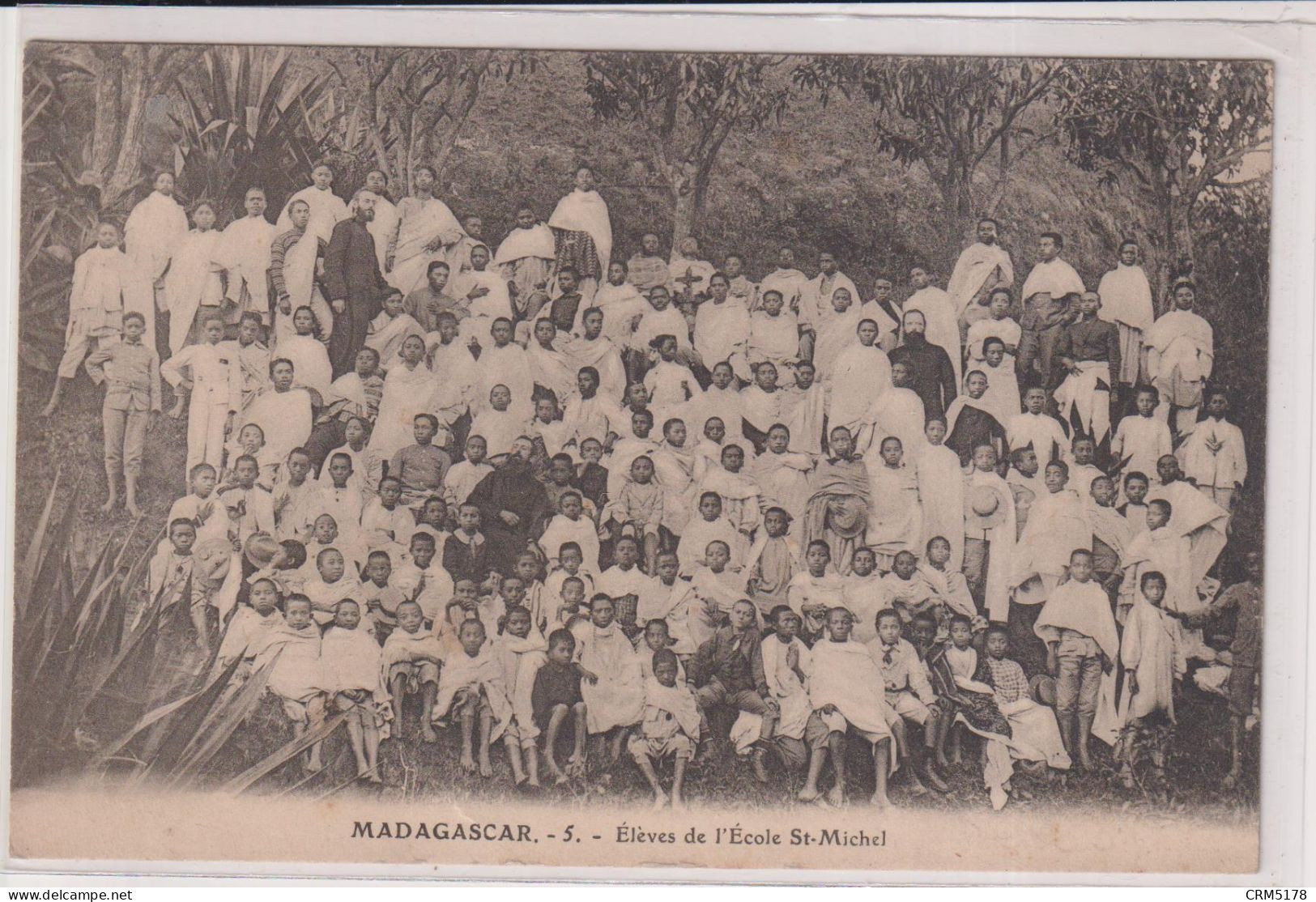 CPA-MADAGASCAR  -ELEVES DE L'ECOLE ST.MICHEL-N°5- - Madagascar