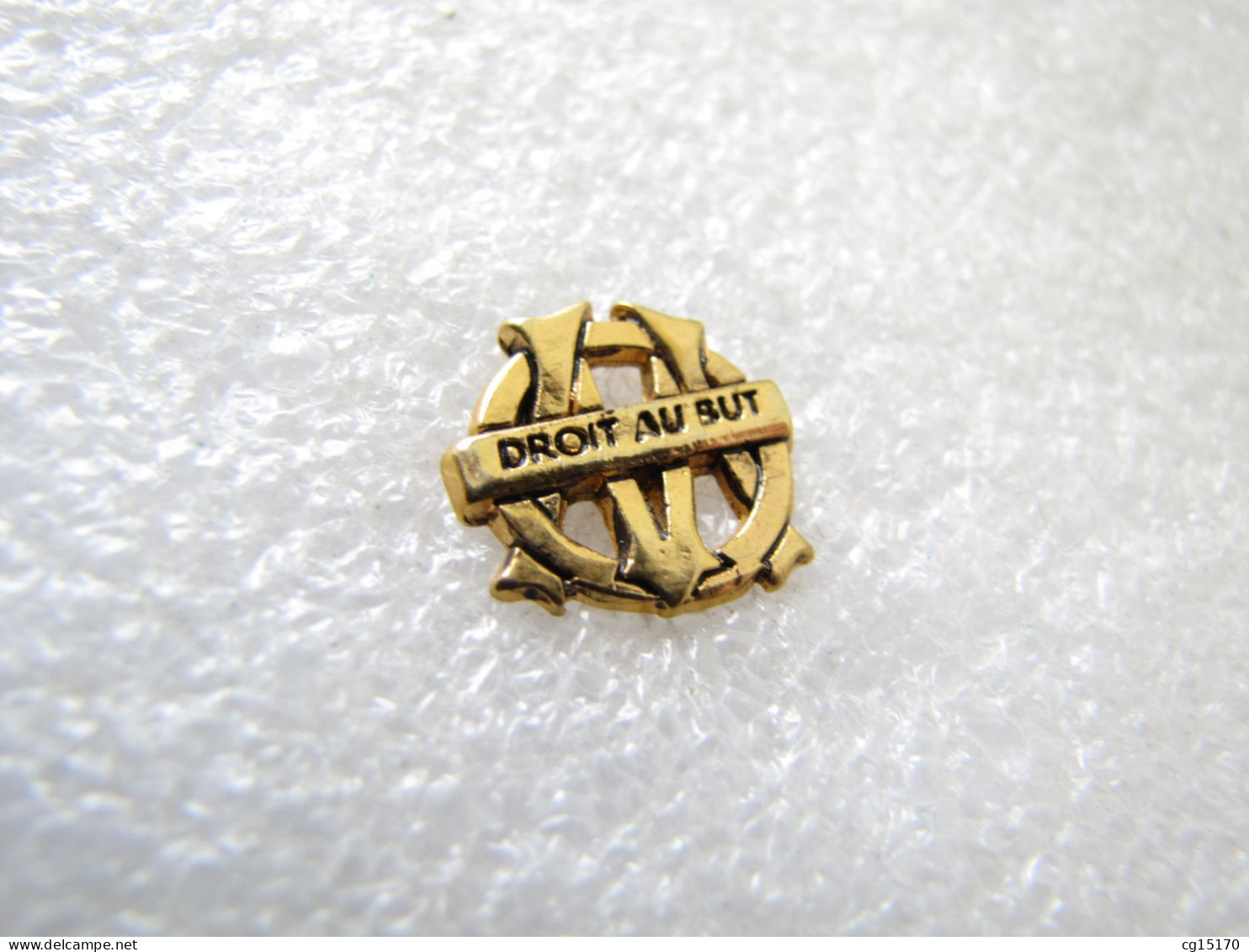 PIN'S     FOOTBALL OLYMPIQUE DE MARSEILLE  DROIT AU BUT  16 Mm - Calcio